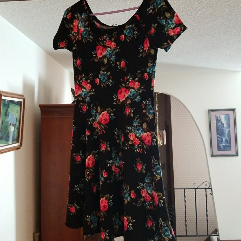 Beautiful flower patterned midi dress for spring!